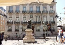 foto del Largo do Chiado, Lisboa. Escultura del poeta António Ribeiro, conocido como Chiado