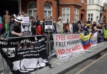Ciudadanos de varias nacionalidades se han apostado en las afueras de la embajada ecuatoriana en Londres para expresar su respaldo a Assange y exigir que se detenga la persecución contra él. Foto: Cancillería Ecuador