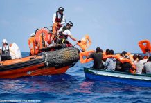 Lanchas de rescate del Aquarius recogen personas huidas de Libia en el Mediterráneo central, 10 de agosto de 2018, Guglielmo Mangiapane