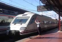 RJC: Un factor de Renfe da la salida a un tren en Chamartín (Madrid)