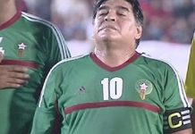 Maradona con la camiseta-marroquí en El Aaiún