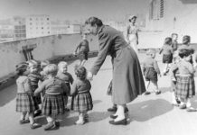 María Topete con niños en una terraza de la cárcel de Ventas