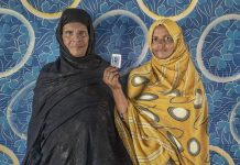 Marian Haemude Mohamed, de 60 años, y Jeuda Ali, de 42 años, esposa e hija de Ali Bachir Ali, desaparecido en marzo de 1976 en Bir Lehlu, hoy zona liberada bajo el control del Frente Polisario.