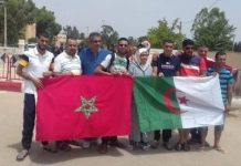 Manifestantes posan con las banderas de Marruecos y Argelia