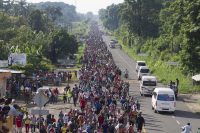 Una fila de más de cinco kilómetros de migrantes mientras se desplazaba el domingo 21 de octubre de Ciudad Hidalgo a Tapachula, a 40 kilómetros, dentro del estado de Chiapas, en el sur de México. Hasta la frontera con Estados Unidos hay 2.000 kilómetros, por una ruta que en parte controlan mafias delictivas. Crédito: Javier García/IPS