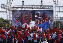 Imagen del presidente cubano Miguel Díaz-Canel en una pantalla gigante, durante el acto central del Día Internacional de los Trabajadores, el 1 de mayo, en la Plaza de la Revolución, poco después de pasar a encabezar el gobierno, el 19 de abril. Crédito: Jorge Luis Baños/IPS