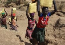 Mujeres buscan agua en Uganda. Oxfam