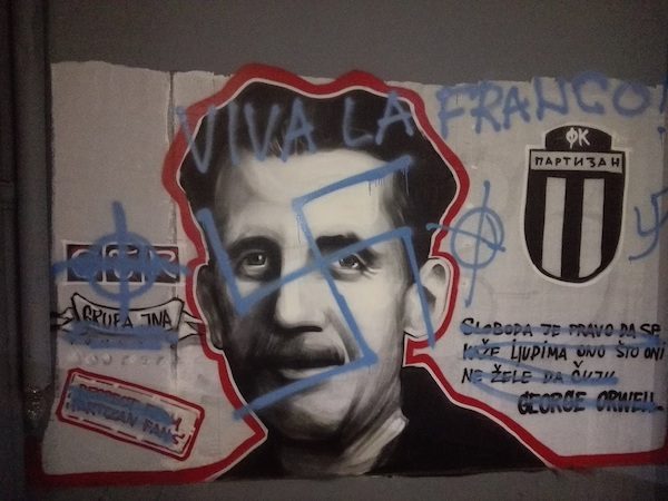 Mural-George-Orwell-símbolos-fascistas-600x450 Partizán de Belgrado, Grobari antifascistas con arte callejero