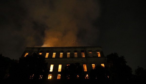 Museo-Nacional-Río-de-Janeiro-incendio-Tania-Rego-Agencia-Brasil-Fotos-Públicas-1-600x348 Brasil llora la destrucción del Museo Nacional en Río de Janeiro
