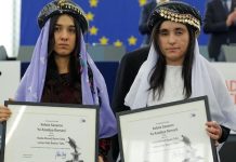 Nadia Murad (izquierda) y Lamiya Aji Bashar reciben el premio Sajarov en 2016.