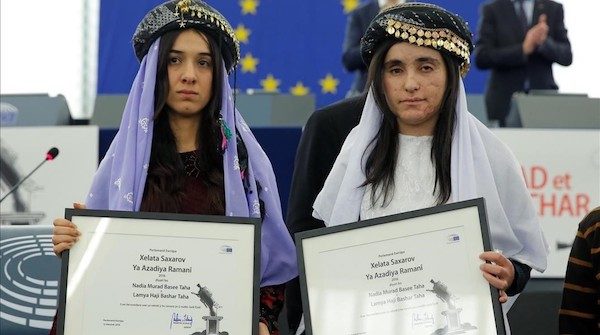 Nadia Murad (izquierda) y Lamiya Aji Bashar reciben el premio Sajarov en 2016.