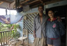 Una pareja de agricultores de montaña posan delante de su casa en Victorino, Granma, Cuba.