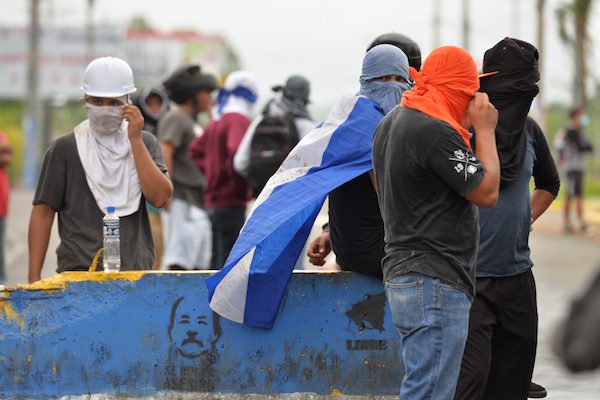 Nicaragua-manifestantes-F-JFlores-IPS-600x400 Nicaragua: Daniel Ortega solo cuenta con una policía cansada de la represión