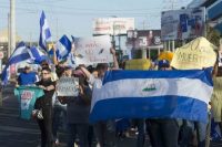 Residentes en Managua, apostados en la céntrica avenida de Metrocentro, ondean banderas nicaragüenses, durante la manifestación el lunes 23 de abril contra el gobierno de Daniel Ortega. Crédito: Jader Flores/IPS