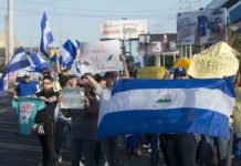 Residentes en Managua, apostados en la céntrica avenida de Metrocentro, ondean banderas nicaragüenses, durante la manifestación el lunes 23 de abril contra el gobierno de Daniel Ortega. Crédito: Jader Flores/IPS