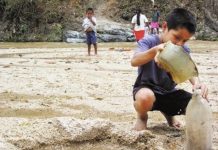 Fundación Masaya: en algunos municipios del país la sequía hace que los niños recojan agua en las pocas fuentes que aún se conservan.