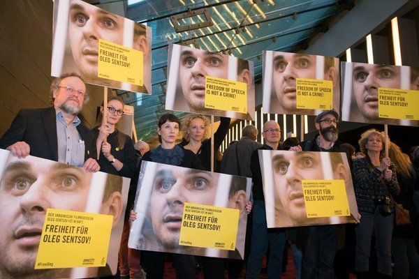 Oleg-Sentsov-protestas-Berlinale-2016-600x400 Oleg Sentsov: el realizador ucraniano preso  lleva un mes en huelga de hambre