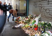 Peter Feldman: vecinos de París depositan flores en una de las localizaciones de los atentados.