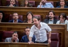 Pablo Iglesias vota desde su escaño en el debate de investidura del 2 de marzo de 2016