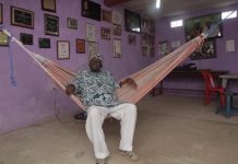 'Papá Roncón' es una leyenda viva de la música tradicional de los descendientes de africanos que habitan en Ecuador. Foto: Edison Guerrón/Andes