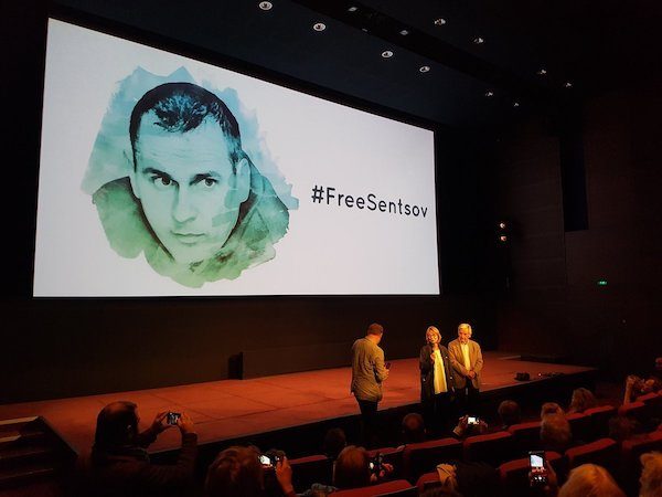 Paris-Françoise-Nyssen-y-Oleg-Sentsov-600x450 Velada en París en apoyo del cineasta Oleg Sentsov