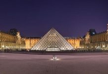 Museo del Louvre, París, vista nocturna de la Pirámide