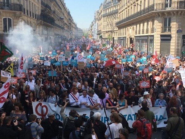 Paris-contra-Macron-5MAY2018-pancarta-600x450 Francia insumisa: una oposición que se opone