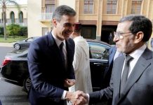 Pedro Sánchez saluda al jefe de Gobierno marroquí Saadedín Al Ozmani.
