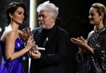 Penelope Cruz recoge el César de manos de Pedro Almodovar y Marion Cotillard