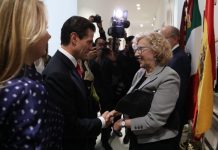 Enrique Peña Nieto y Manuela Carmena se saludan en la entrada de la Casa de México en Madrid