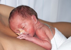 Preemie-on-Moms-Chest-300x213 Hermanos de lactancia: cuando las madres regalan leche