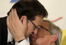 Rajoy y Juncker se saludan en un encuentro en Bruselas