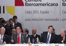 Mariano Rajoy con el Rey Juan Carlos en la Cumbre Iberoamericana de Cádiz en 2012