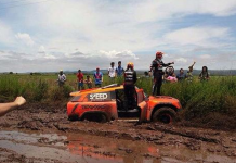 La mayoría de pilotos han tenido que bajarse de los autos y luchar contra la tierra mojada para culminar con el recorrido de la segunda etapa. Foto: Sebastián Guayasamín