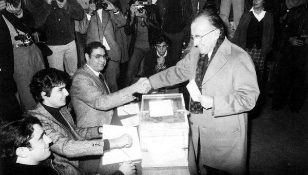 Referendum-1978-Santiago-Carrillo-PCE-vota-600x341 La Transición en trescientas palabras