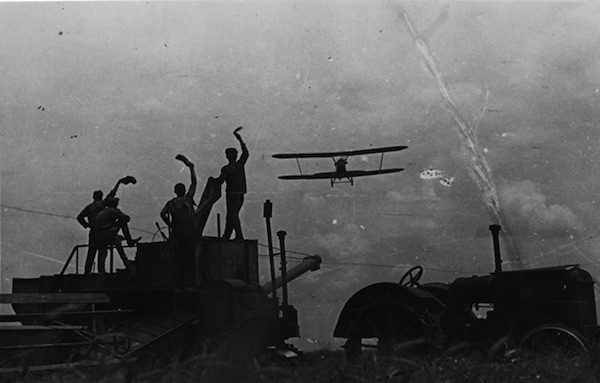 Rusia-cosechadoras-y-avión-600x383 Arte y fotografía en la Rusia soviética