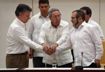 El presidente de Colombia, Juan Manuel Santos (i), el mandatario de Cuba, Raúl Castro (c), y el jefe de las FARC, Timoleón JIménez (d) en La Habana. / Foto: ANDES/AFP