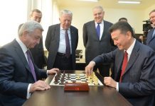 El presidente armenio, Serge Sarkissian –izquierda- juega con el presidente de la FIDE.