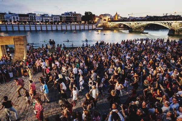 Sevilla-Flashmob-Piraguas-Bienal-Óscar-Romero-600x400 Sevilla, capital mundial del Flamenco