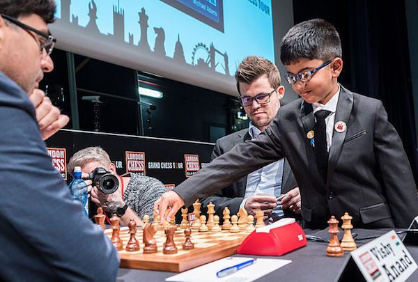 Shreyas-Royal-inicia-partida-Carlsen-y-Anand-600x405 Niño prodigio del ajedrez británico será expulsado por política migratoria