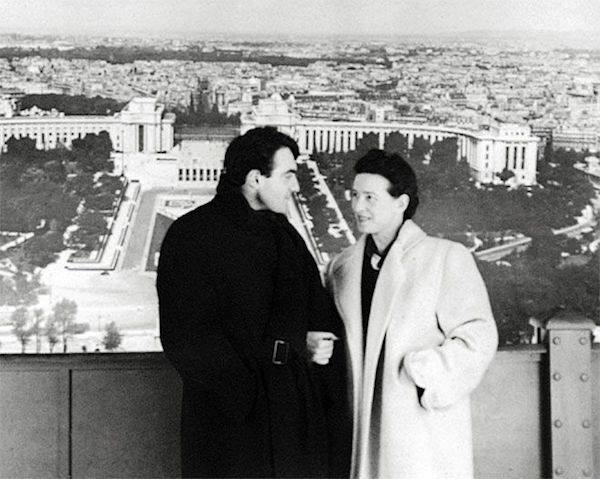 Simone-de-Beauvoir-y-Claude-Lanzmann-Paris-1952 La Universidad de Yale compra cartas de amor de Simone de Beauvoir