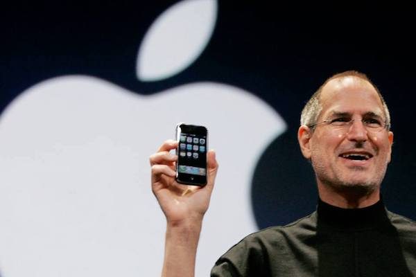 Steve-Jobs-primer-iPhone-2007-600x400 Apple a la vanguardia de la telefonía por más de once años