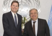 Saludo entre el secretario general de la ONU, Antonio Guterres, y el jefe de la Minurso, Colin Stewart.