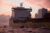 Seis voluntarios de Greenpeace se preparan para abordar un barco petrolero gigante que transporta aceite de palma sucio de Indonesia a Europa en una protesta pacífica contra la destrucción de la selva tropical.
