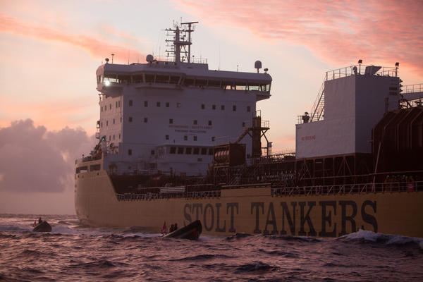 Stolt-Tenacity-Greenpeace Capitán detiene a activistas de Greenpeace por subir a bordo para protestar
