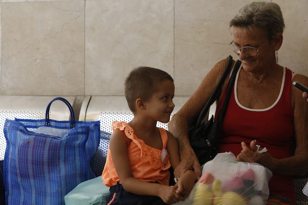 Suelen-Suárez-y-su-abuela-Milagros-Miranda-JorgeLuisBaños-IPS-600x400 Sanidad cubana afectada por el embargo estadounidense