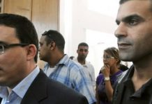 Taoufik Bouachrine, izquierda, junto al caricaturista Khalid Gueddar en una pasada comparecencia judicial en 2009.