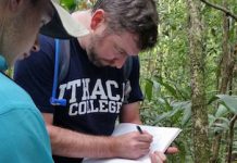 Thomas Garrison escribe notas de campo en las junglas de Guatemala. (Foto proporcionada)