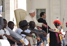 Francisco preside en El Vaticano un acto del jubileo acompañado de personas refugiadas, en junio de 2016