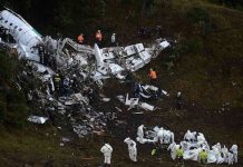 trabajan sobre los restos del avión estrellado en Medellín, Colombia, 2l 29 de noviembre de 2016